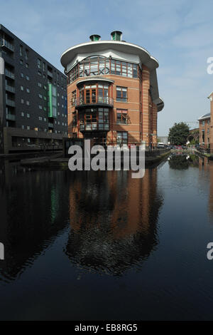 Ciel bleu portrait rouge mandarine brique PR Agency bâtiment par appartements, l'eau du bassin du Canal en raison de Castlefield, Manchester, UK Banque D'Images