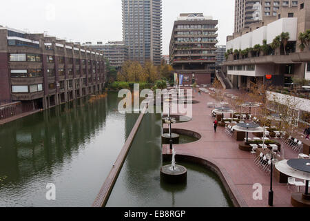 Terrasse au bord du lac, Barbican Centre, City of London, Angleterre, Royaume-Uni. Banque D'Images