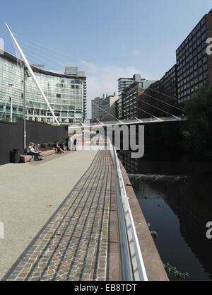 Ciel bleu portrait, à Trinity passerelle et les édifices à bureaux, les gens assis, manger le déjeuner, rivière Irwell Walkway, Manchester Banque D'Images