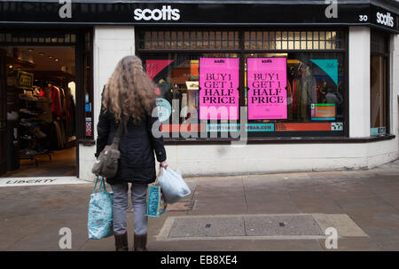 Scotts, vêtements pour hommes à Bridge Street, Chester.Fin de semaine des ventes du Vendredi fou.Centre-ville saison de shopping de vacances, magasins de détail, magasins, les acheteurs de Noël, shopping à prix réduits,Et les dépenses des consommateurs pour le week-end du Vendredi fou sont considérées comme le plus grand événement de magasinage de l'année.Les détaillants du Royaume-Uni ont adopté le bonanza des ventes après les fêtes aux États-Unis, même si de nombreux clients ont été surpris par les rabais mur à mur dans leurs magasins préférés, alors que certains ont fait des bonkers pour des bonnes affaires. Banque D'Images