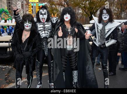 New York, NY, USA. 27 Nov, 2014. KISS, Eric Singer, Gene Simmons, Paul Stanley, Tommy Thayer présents pour Macy's Thanksgiving Day Parade 2014, Manhattan, New York, NY Le 27 novembre 2014. Credit : Derek Storm/Everett Collection/Alamy Live News Banque D'Images