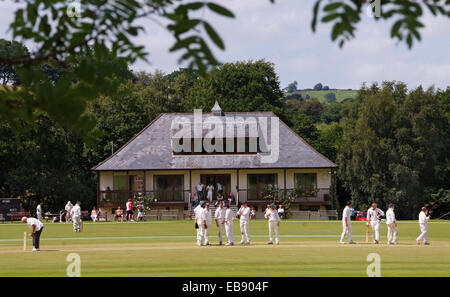 Chagford Cricket Club Fenniton,Devonshire, jouant sur leur terrain pittoresque sur le bord de Dartmoor Banque D'Images