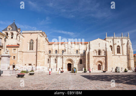 Real Colegiata de San Isidoro de León, Chemin de Saint-Jacques de Compostelle, Leon, Espagne Banque D'Images