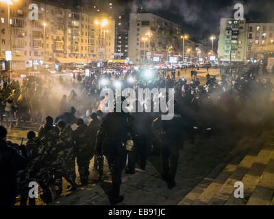 Kiev, Ukraine. 27 novembre, 2014. Le deuxième concert de Ani Lorak à Kiev accompagnée par des explosions de pétards, feux d'artifice et des bombes de fumée. Sous les slogans patriotiques ultras de football ont commencé à jeter des pierres et des pétards, des organismes d'application de la police, à son tour, jusqu'à récemment, a tenu le périmètre. Cependant, lorsque des activistes ont commencé à battre les membres du MUP, la police est allée à l'offensive. Les fans de football ont été rapidement dissipés. Crédit : Igor Golovnov/Alamy Live News Banque D'Images