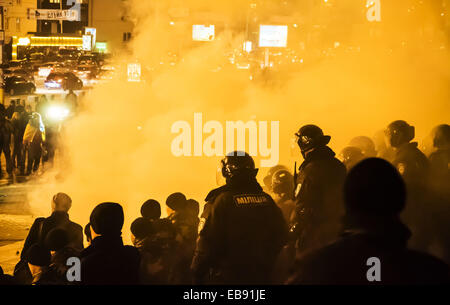 Le deuxième concert de Ani Lorak à Kiev accompagnée par des explosions de pétards, feux d'artifice et des bombes de fumée.sous des slogans patriotiques ultras de football ont commencé à jeter des pierres et des pétards, des organismes d'application de la police, à son tour, jusqu'à récemment, a tenu le périmètre. Cependant, lorsque des activistes ont commencé à battre les membres du MUP, la police est allée à l'offensive. Les fans de football ont été rapidement dissipés. 27 Nov, 2014. © Igor Golovniov/ZUMA/Alamy Fil Live News Banque D'Images