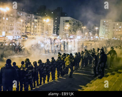 Le deuxième concert de Ani Lorak à Kiev accompagnée par des explosions de pétards, feux d'artifice et des bombes de fumée.sous des slogans patriotiques ultras de football ont commencé à jeter des pierres et des pétards, des organismes d'application de la police, à son tour, jusqu'à récemment, a tenu le périmètre. Cependant, lorsque des activistes ont commencé à battre les membres du MUP, la police est allée à l'offensive. Les fans de football ont été rapidement dissipés. 27 Nov, 2014. © Igor Golovniov/ZUMA/Alamy Fil Live News Banque D'Images