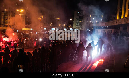 Kiev, Ukraine. 27 novembre, 2014. Le deuxième concert de Ani Lorak à Kiev accompagnée par des explosions de pétards, feux d'artifice et des bombes de fumée. Sous les slogans patriotiques ultras de football ont commencé à jeter des pierres et des pétards, des organismes d'application de la police, à son tour, jusqu'à récemment, a tenu le périmètre. Cependant, lorsque des activistes ont commencé à battre les membres du MUP, la police est allée à l'offensive. Les fans de football ont été rapidement dissipés. Crédit : Igor Golovnov/Alamy Live News Banque D'Images