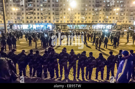 Kiev, Ukraine. 27 novembre, 2014. Le deuxième concert de Ani Lorak à Kiev accompagnée par des explosions de pétards, feux d'artifice et des bombes de fumée. Sous les slogans patriotiques ultras de football ont commencé à jeter des pierres et des pétards, des organismes d'application de la police, à son tour, jusqu'à récemment, a tenu le périmètre. Cependant, lorsque des activistes ont commencé à battre les membres du MUP, la police est allée à l'offensive. Les fans de football ont été rapidement dissipés. Crédit : Igor Golovnov/Alamy Live News Banque D'Images