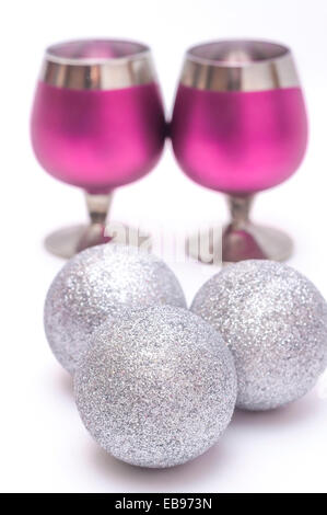 Verres et babioles d'argent sur fond blanc Banque D'Images