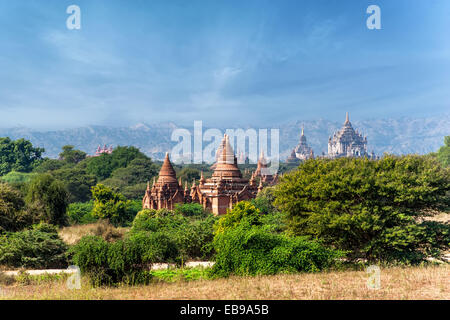 Paysages de voyages et destinations. L'architecture incroyable de vieux temples bouddhistes à Bagan Royaume, Myanmar (Birmanie) Banque D'Images