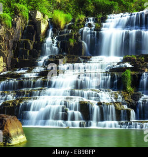 Paysage de forêt tropicale avec cascade Pongour. Da Lat, Viet Nam Banque D'Images