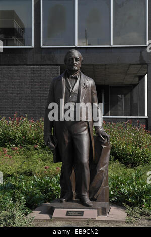 Statue en bronze portrait ensoleillée politicien Salford Joseph Brotherton article Riverside Walk, nouveau Bailey Street, Salford, Royaume-Uni Banque D'Images