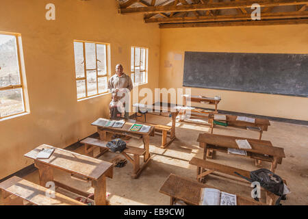 Directeur et un jeune étudiant par le stand des fenêtres dans une classe de l'école primaire dans le Nord de la Tanzanie. Banque D'Images