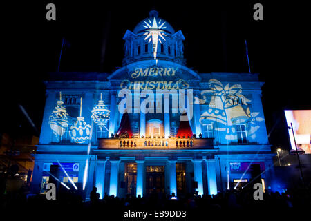 Hull, Royaume-Uni. 27 Nov, 2014. Les lumières de Noël à l'interrupteur sur l'événement à l'hôtel de ville de la reine Victoria Square, Hull, East Yorkshire, UK. 27 novembre 2014. Credit : LEE BEEL/Alamy Live News Banque D'Images