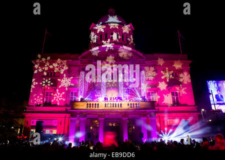 Hull, Royaume-Uni. 27 Nov, 2014. Les lumières de Noël à l'interrupteur sur l'événement à l'hôtel de ville de la reine Victoria Square, Hull, East Yorkshire, UK. 27 novembre 2014. Credit : LEE BEEL/Alamy Live News Banque D'Images