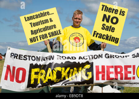 Les manifestants avec une bannière de protestation contre la fracturation hydraulique à un site d'élevage à peu près de Plumpton Blackpool, Lancashire, Royaume-Uni, où le conseil pour la première fois au Royaume-Uni, a accordé l'autorisation de planification commerciale pour les activités de fracturation pour le gaz de schiste, par Cuadrilla. Banque D'Images