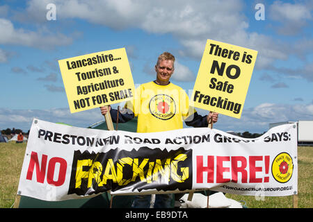 Les manifestants avec une bannière de protestation contre la fracturation hydraulique à un site d'élevage à peu près de Plumpton Blackpool, Lancashire, Royaume-Uni, où le conseil pour la première fois au Royaume-Uni, a accordé l'autorisation de planification commerciale pour les activités de fracturation pour le gaz de schiste, par Cuadrilla. Banque D'Images