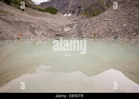 Un lac à l'eau de fonte le museau du glacier de Bionnassay en retraite rapidement venant de la chaîne du Mont-Blanc. Il a reculé de plus de 200 mètres au cours des vingt dernières années. Banque D'Images