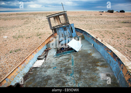 Bateau de pêche abandonnés échoués sur la plage à Dungeness, Kent, Angleterre Banque D'Images