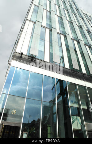 Portrait ensoleillée '3 Hardman Street' tour de verre avec la chaleur du soleil, au-dessus des chicanes règlement rez-de-chaussée Bar alchimiste, Manchester, UK Banque D'Images