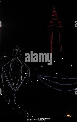 Portrait de nuit blue LED jewel diamant rouge ci-dessous, la tour de Blackpool Illuminations Bling, Central Promenade, Blackpool, Royaume-Uni Banque D'Images