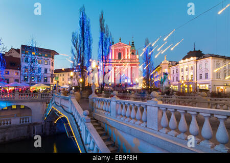 Le centre-ville de Ljubljana romantique décorée pour Noël. Rivière Ljubljanica, triple pont (Tromostovje) et la s Preseren Banque D'Images