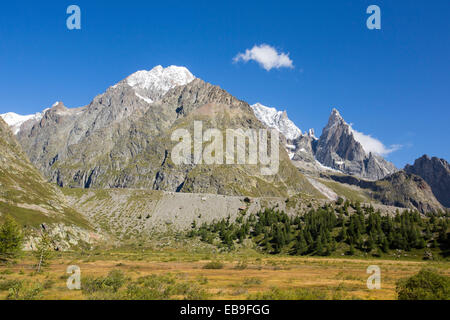 Moraine latérale sur le côté de la Glacier de Miage en retraite rapidement ci-dessous le Mont Blanc, en Italie. Banque D'Images