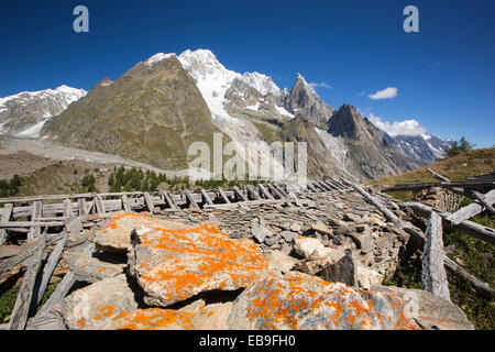 En regardant vers le Mont Blanc et le glacier du Miage d'en haut Val Veny, Italie. Banque D'Images