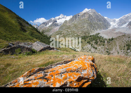 En regardant vers le Mont Blanc et le glacier du Miage d'en haut Val Veny, Italie. Banque D'Images