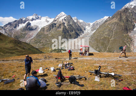 Les randonneurs sur le Tour du Mont Blanc et du vélo de montagne qui monte de la Vallon de la Lex Blanche en Italie, sous le Mont Blanc. Banque D'Images