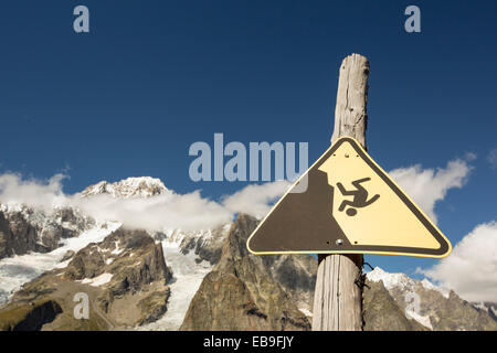 En regardant vers le Mont Blanc et le glacier du Miage d'en haut Val Veny, l'Italie, avec un panneau d'avertissement pour les skieurs. Banque D'Images