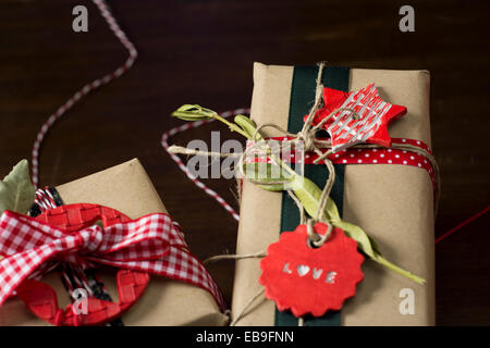 Cadeaux de Noël, décoration rétro, des étoiles et des rubans rouges, enveloppé dans du papier craft Banque D'Images