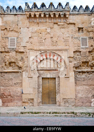 Cordoue, Espagne - 28 mars 2014 : Extérieur entrée voûtée porte à la Mezquita. Destination touristique très populaire en Espagne. Banque D'Images