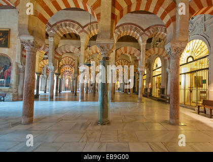 Cordoue, Espagne - 28 mars 2014 : vue de l'intérieur de la Mezquita montrant à rayures spectaculaires arches sur double colonnes romaines . Populaires Banque D'Images