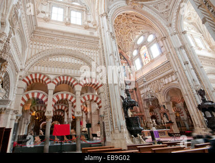 Cordoue, Espagne - 28 mars 2014 : vue de l'intérieur de la Cathédrale chrétienne construite dans la Mezquita. Destination touristique populaire Banque D'Images