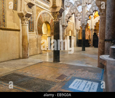 Cordoue, Espagne - 28 mars 2014 : vue de l'intérieur de la Mezquita à Mirhrab vers la décoration raffinée de la Mezquita. Banque D'Images