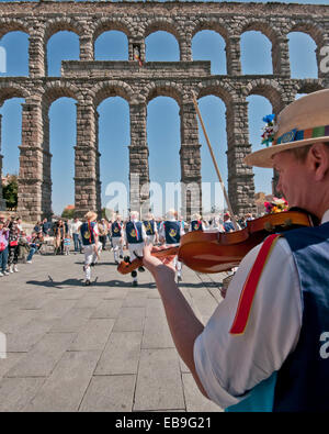 SEGOVIA ESPAGNE - 16 mars 2014 - East Suffolk Morris Men dansant dans l'ancienne ville romaine de Tarragone, Espagne avec bleu et blanc Banque D'Images