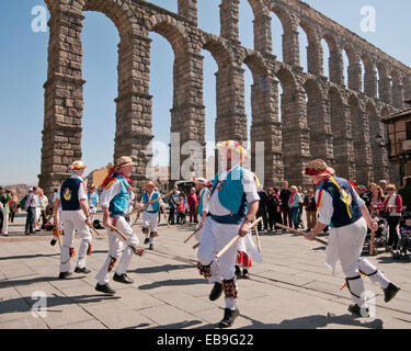 SEGOVIA ESPAGNE - 16 mars 2014 - East Suffolk Morris Men dansant dans l'ancienne ville romaine de Tarragone, Espagne avec bleu et blanc Banque D'Images