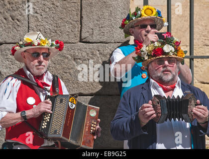 SEGOVIA ESPAGNE - 16 mars 2014 - Les musiciens de l'East Suffolk Morris Men dans l'ancienne ville romaine de Tarragone, Espagne Banque D'Images