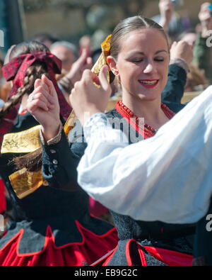 SEGOVIA ESPAGNE - 16 mars 2014 - Spanish folk dancers dans l'ancienne ville romaine de Tarragone, Espagne . Danser la Jota. Banque D'Images