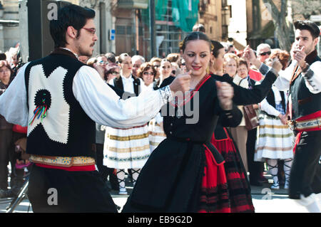 SEGOVIA ESPAGNE - 16 mars 2014 - Spanish folk dancers dans l'ancienne ville romaine de Tarragone, Espagne . Danser la Jota. Banque D'Images