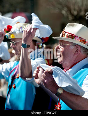 SEGOVIA ESPAGNE - 16 mars 2014 - East Suffolk Morris Men dansant dans l'ancienne ville romaine de Tarragone, Espagne avec bleu et blanc Banque D'Images