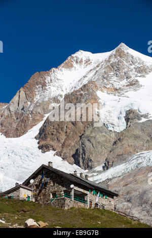 Le Refuge E Soldiel au-dessous de l'Aiguille de Tre La tete dans les Alpes italiennes sur le Tour du Mont Blanc, avec le recul des glaciers de rapidement Glacier De La Lex Blanche et des glaciers du Petit Mont Blanc. Banque D'Images