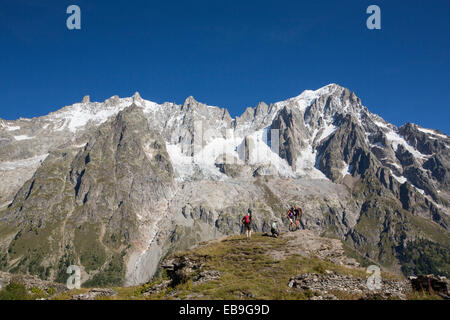 Les marcheurs faisant le tour du Mont Blanc au Mont de la Saxe au-dessus de Courmayeur en Italie, à l'ensemble de la Dent du Géant Banque D'Images