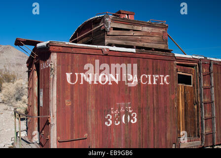 Old weathered Union Pacific Caboose situé à la ville fantôme de rhyolite dans NEVADA USA Banque D'Images