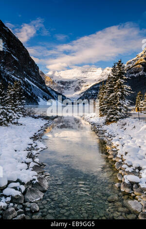 Lever de soleil sur l'hiver le pittoresque Lac Louise dans le parc national de Banff, Alberta Canada Banque D'Images