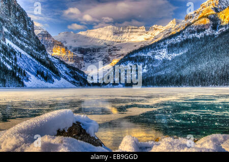 Lever de soleil sur l'hiver le pittoresque Lac Louise dans le parc national de Banff, Alberta Canada Banque D'Images