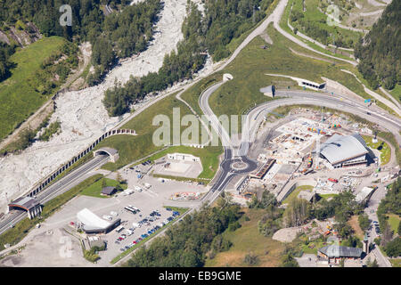 L'entrée du tunnel du Mont Blanc à Entreves, côté italien, au-dessus de Courmayeur. Banque D'Images