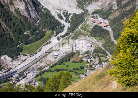 L'entrée du tunnel du Mont Blanc à Entreves, côté italien, au-dessus de Courmayeur. Banque D'Images