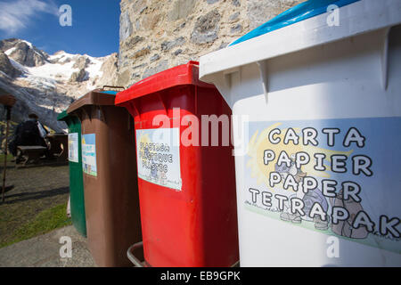 Bacs de recyclage par le refuge Bonatti en face de la Grande Jorasses dans les Alpes italiennes. Banque D'Images